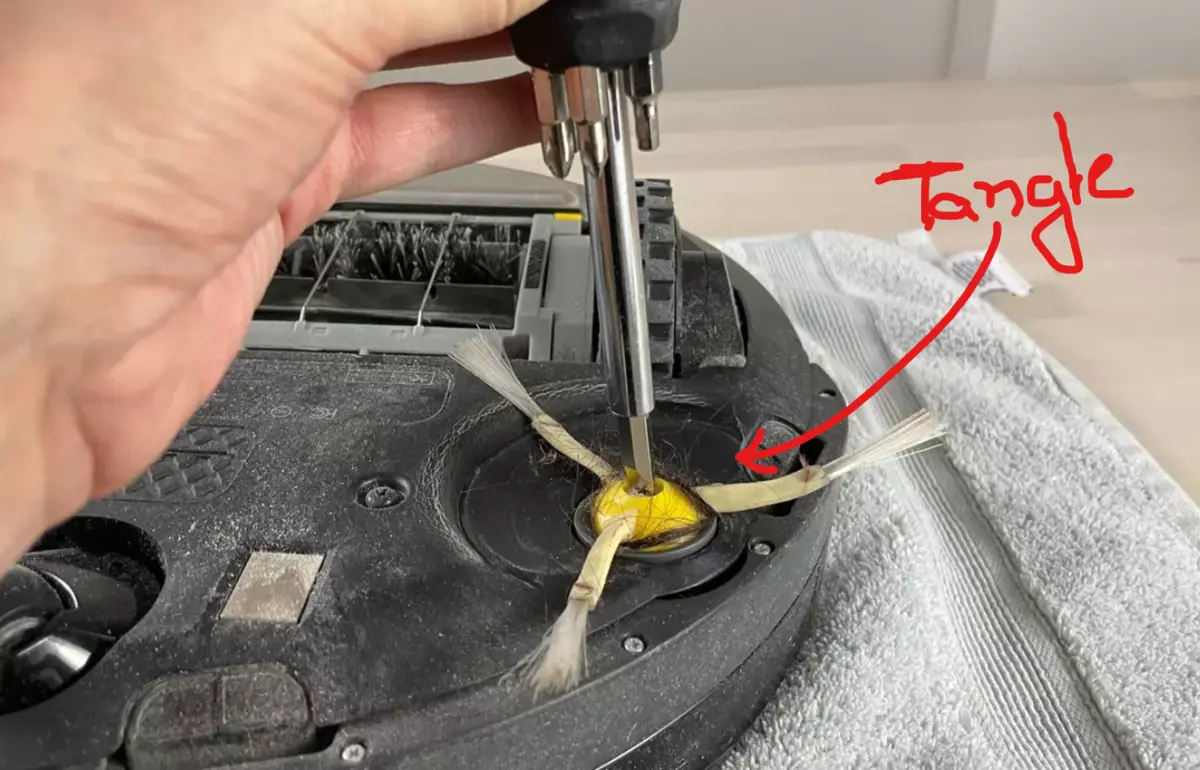 cleaning roomba side brush to fix error 6